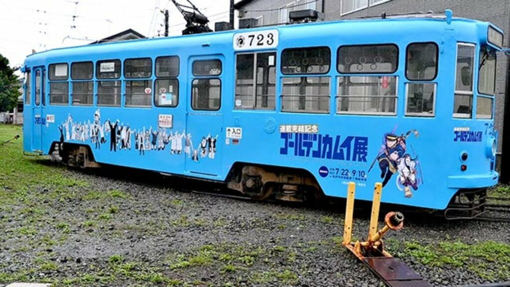 ゴールデンカムイ号出発 函館市電で運行開始 漫画展をPR