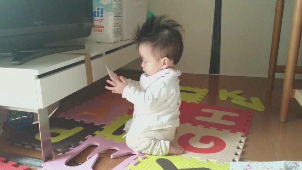 【Funny baby】意味不明な行動。【子供おもしろ映像】